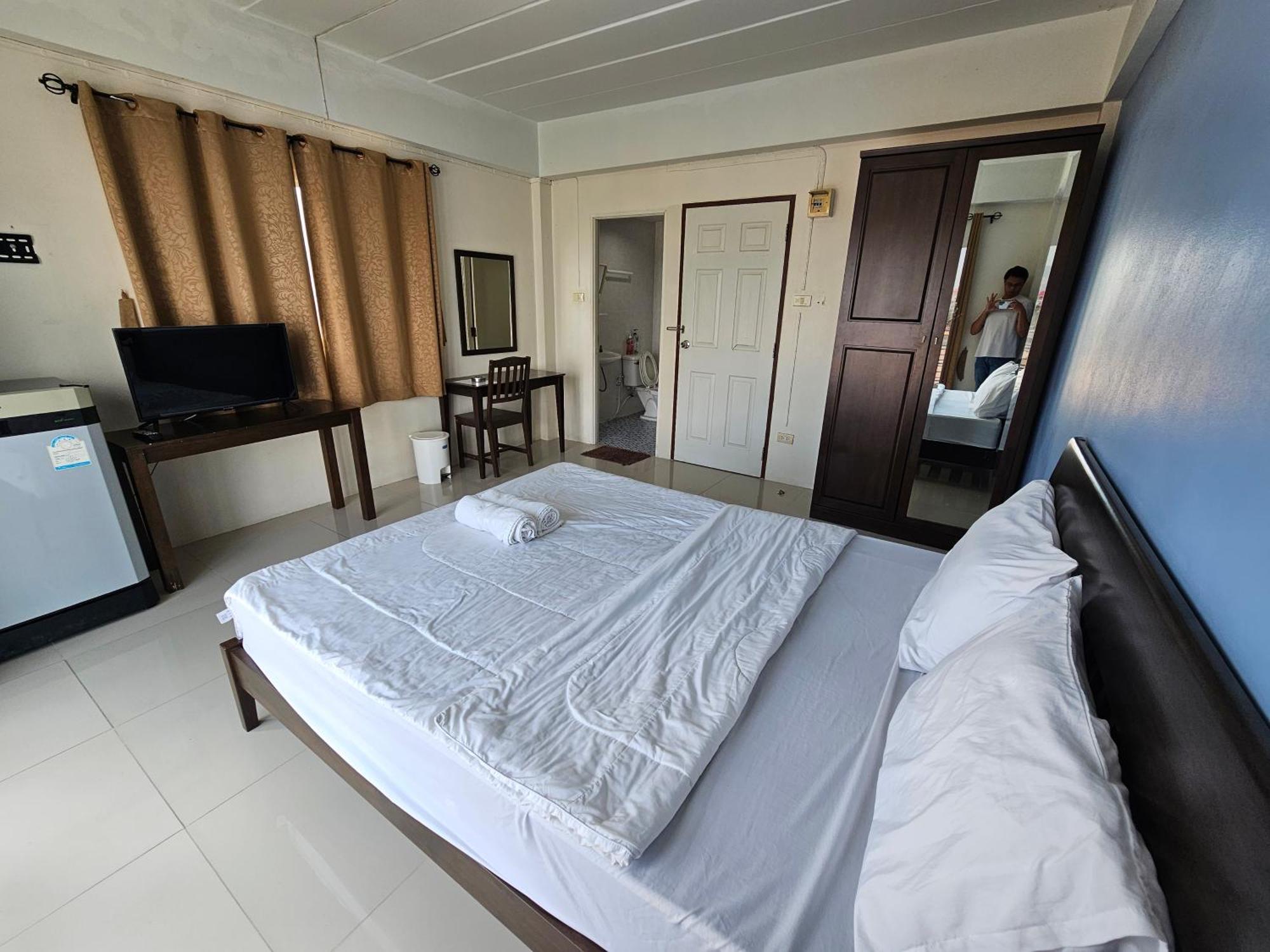 Si Fah At Bangsaen Hotel Ban Rong Khoei Екстериор снимка
